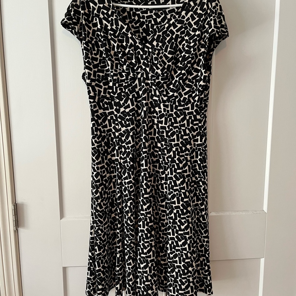 Cap sleeve black and cream dress
